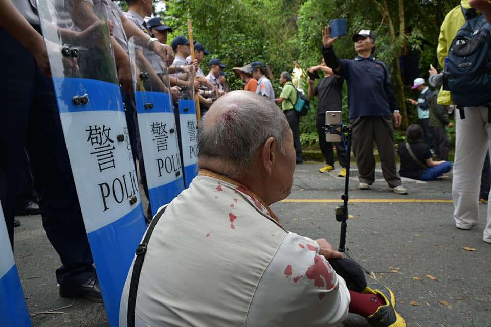 台灣大學溪頭實驗林管處20日強拆溪頭莊家山產屋，聲援民眾和警方爆發流血衝突。圖／廖建超