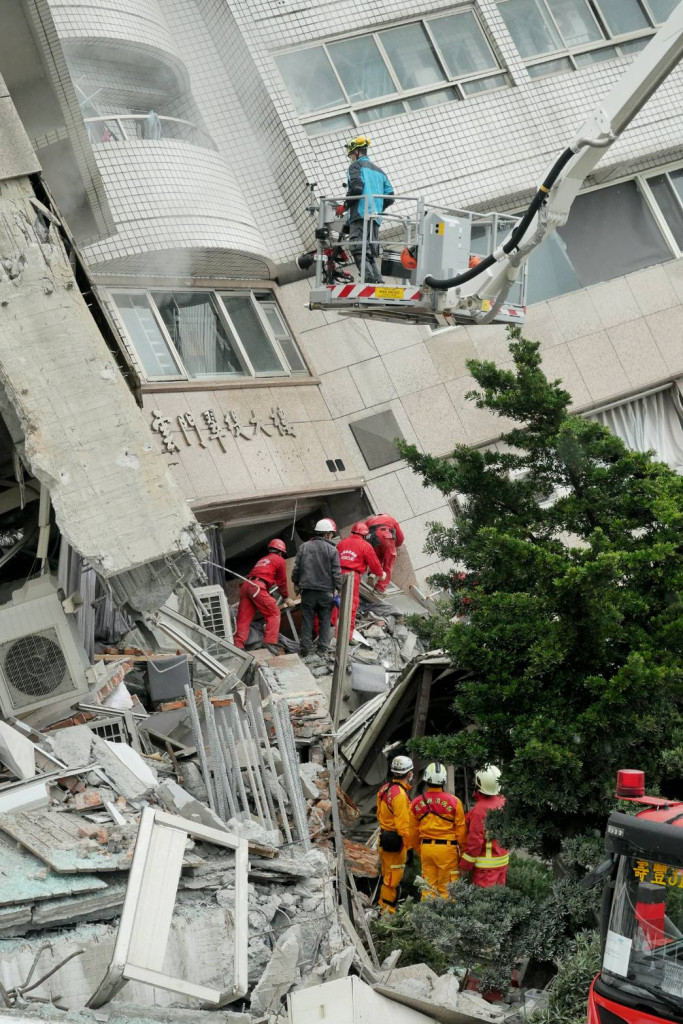 雲門翠堤大樓傾斜倒塌，搜救單位灑水阻止悶燒，並進入樓內，要在黃金救援時間內盡快將受困者救出。圖／張家銘