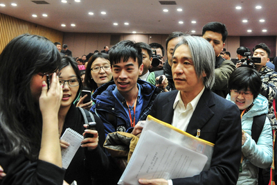 港星周星馳(前右)身兼廣東政協委員,曾經因開會遲到挨批,7日他以百米衝刺的速度準時進入會場。入場後周星馳受到女性委員熱烈歡迎,媒體也圍得水洩不通。(中央社資料照片)