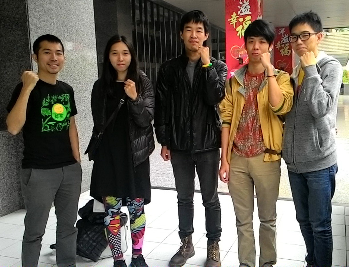 右起中山大李樹，高師大游欣穎、陳蔚，高應大蔡伊婷，綠黨梁益誌今晚民報之聲歡迎收聽。（記者陳俊廷攝）