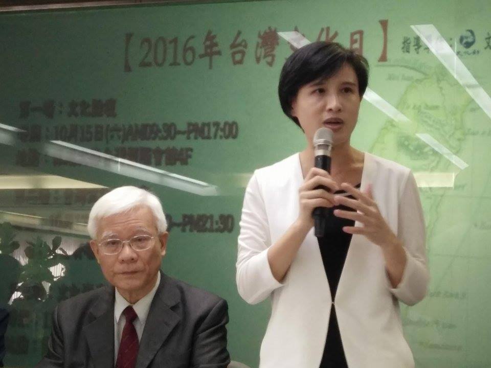 台灣北社今天舉行「台灣文化日活動」文化論壇，邀請鄭麗君以「國家文化政策」發表演講。鄭麗君提出文化「三個紮根」，說明當前國家的文化政策，她也強調「台灣文化」勾勒有二個向度：「一個就是我們自己知道是誰，怎麼看自己，另一個就是世界知道我們是誰，怎麼看我們」。圖／唐詩