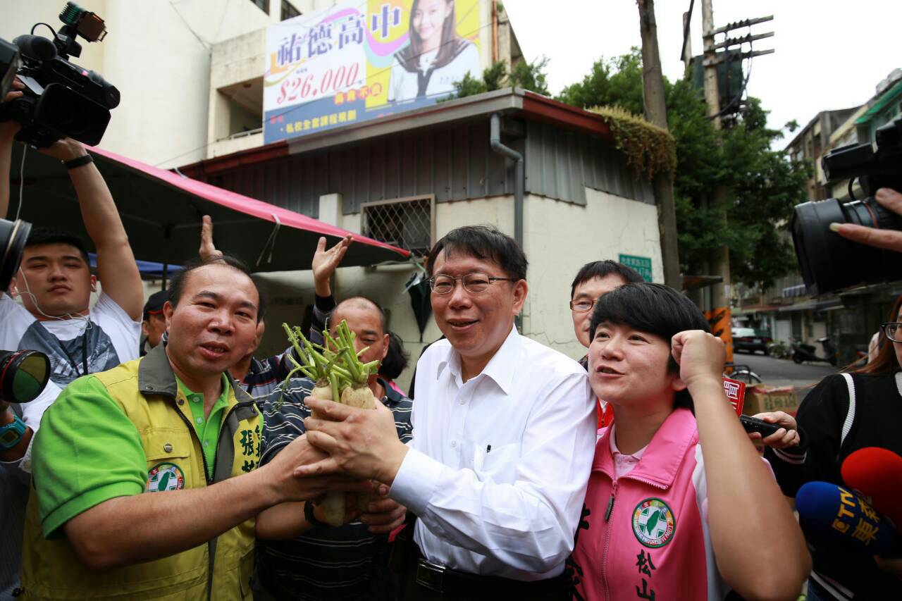 柯文哲今前往福德市場拜票，受到攤商熱烈歡迎。（朱蒲青攝）