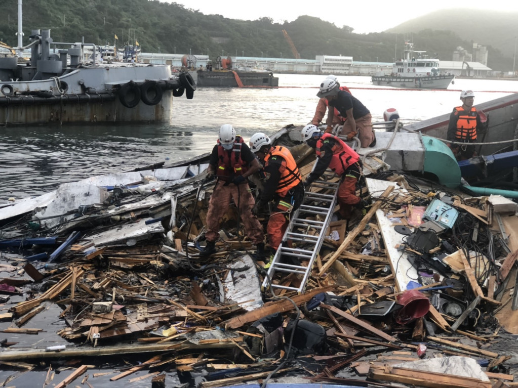 現場救援人力結合消防、義消及民間救難團體，漏夜展開水下搶救工作。圖／消防署網站