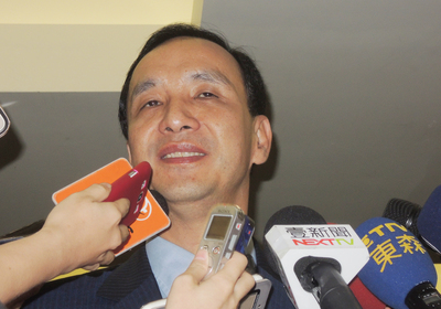 新北市長朱立倫今（12）日宣佈參選國民黨主席，下午受訪時明確表示，以後黨組織和人民站在一起，「不會顧慮府院意見」。（中央社）