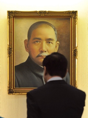 民進黨立委高志鵬提案廢除國父遺像,國民黨批文革,。圖為立法院長蘇嘉全與會客室牆上的國父像。(中央社)