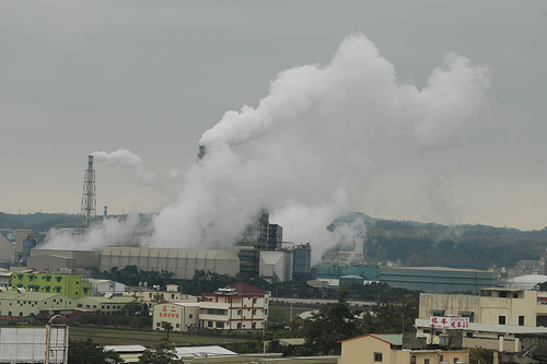 彰化空汙現況嚴重，已經明顯危害彰化縣民的健康，是彰化人心裡的痛。環保團體6/6赴縣府促儘速訂定禁燒生煤及石油焦自治條例。（圖取自網路）