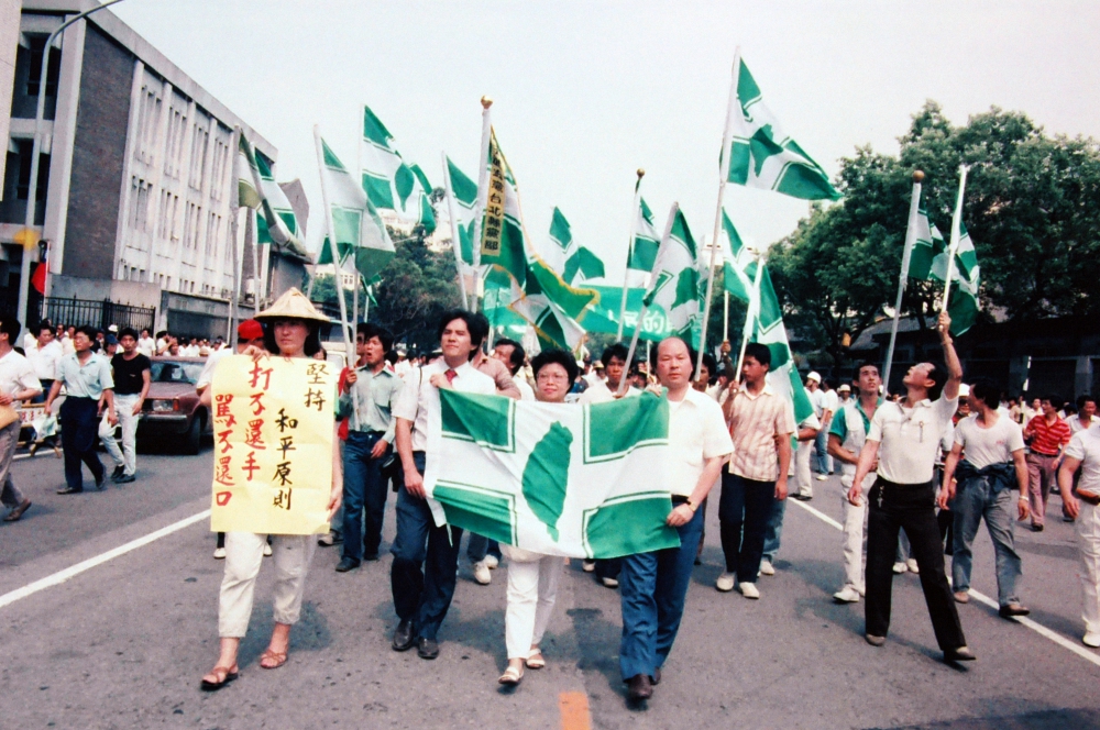 1987年的6月12日，立法委員許國泰與國大代表蘇培源、蕭裕珍高舉民進黨旗帶領隊伍前行，賁馨儀舉著「堅持和平原則、打不還手、罵不還口」一起遊行。