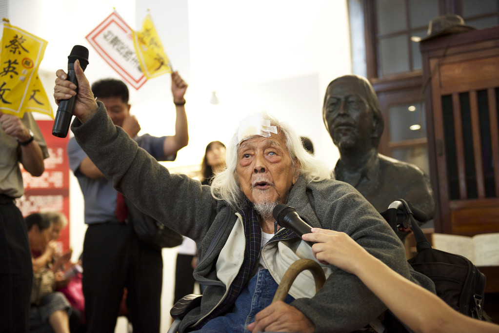 98歲的史明抱病參加個展的開幕式。 (黃謙賢攝）