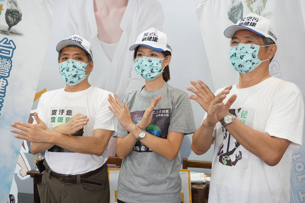 台中市立委第3選區時代力量黨參選人洪慈庸今（18）天公布空污政策，在「台灣健康空氣行動聯盟」發起人葉光芃醫師及執行長楊澤民博士陪同下召開防治空污政策記者會。（圖／取自洪慈庸臉書）