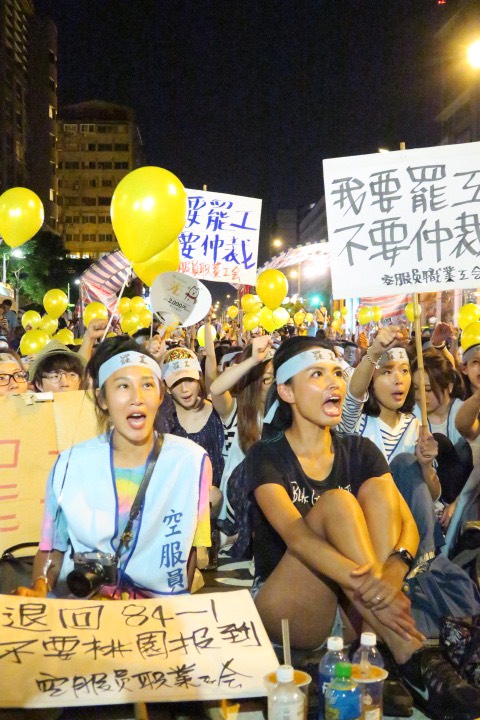華航空服員夜宿南京東路罷工仍持續進行中。邱萬興攝影