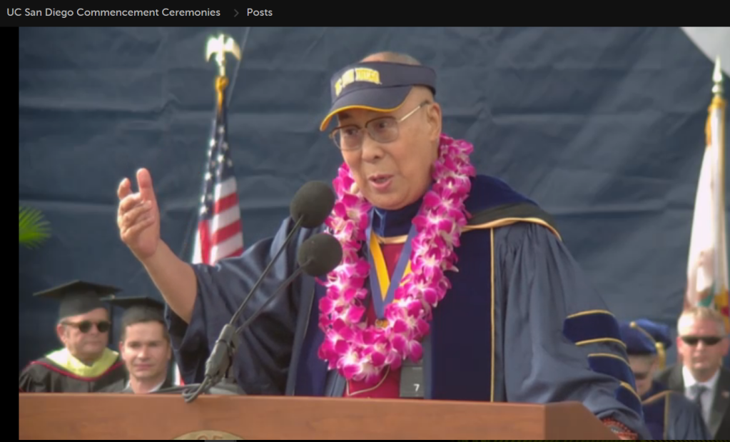 達賴喇嘛6月17日在加州大學聖地牙哥分校，向畢業生發表約20分鐘的簡短演說。截圖取自/ University of California San Diego官網