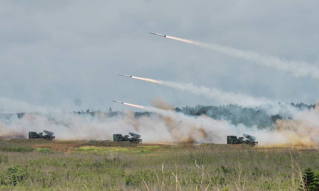 國防部全民防衛動員室主任韓岡明說明108年「軍民聯合防空（萬安42號）演習」規劃內容。圖／軍聞社網站