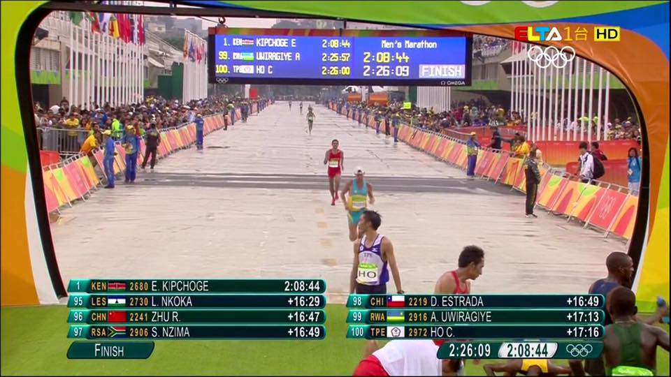 藍色運動背心上寫這兩個英文字母HO的我國奧運馬拉松代表何盡平，這次跑出不錯的2時26分的成績，在150多位參賽選手中名列第100。圖/取材自何盡平粉絲團