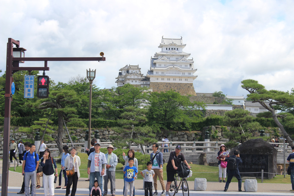 日本第一城！根據最新統計，位列世界遺產的日本國寶姬路城2015年度到訪人數高達286萬餘人次，在全日本各城中首次位列第一。並狠狠打破半世紀之前（1964年）創下的174萬人次。(沈聰榮／攝)