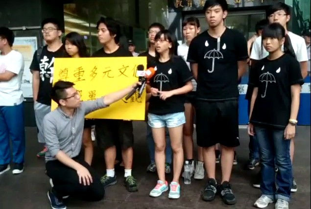 教育部今召開課程審議會大會，但未納入學生代表，反黑箱課綱學生前往抗議，痛批教育部欺騙學生，提出「課審會增列學生代表席次」等4點訴求。（圖取自公民實況轉播組畫面20150828）