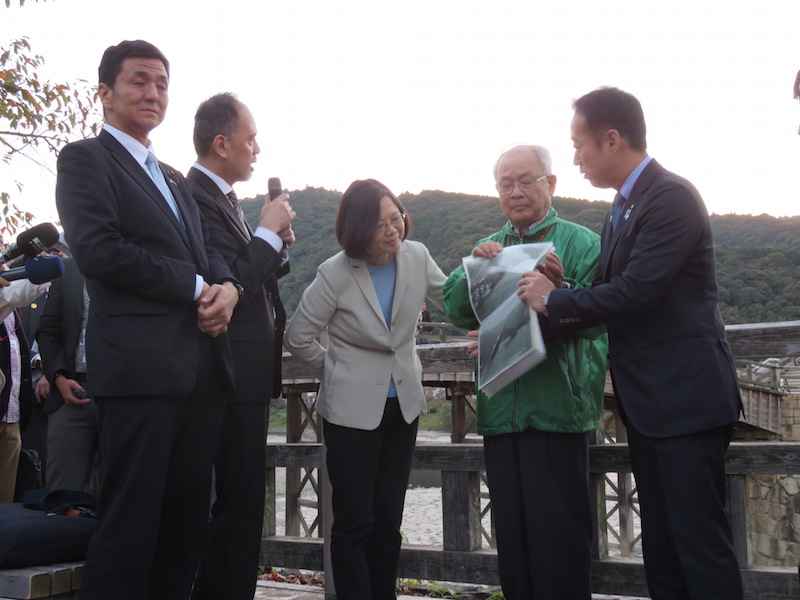 蔡英文等一行參訪著古蹟錦帶橋,導覽志工堅持「撂英文」,小英臨時充當即席翻譯。(朱蒲青攝)