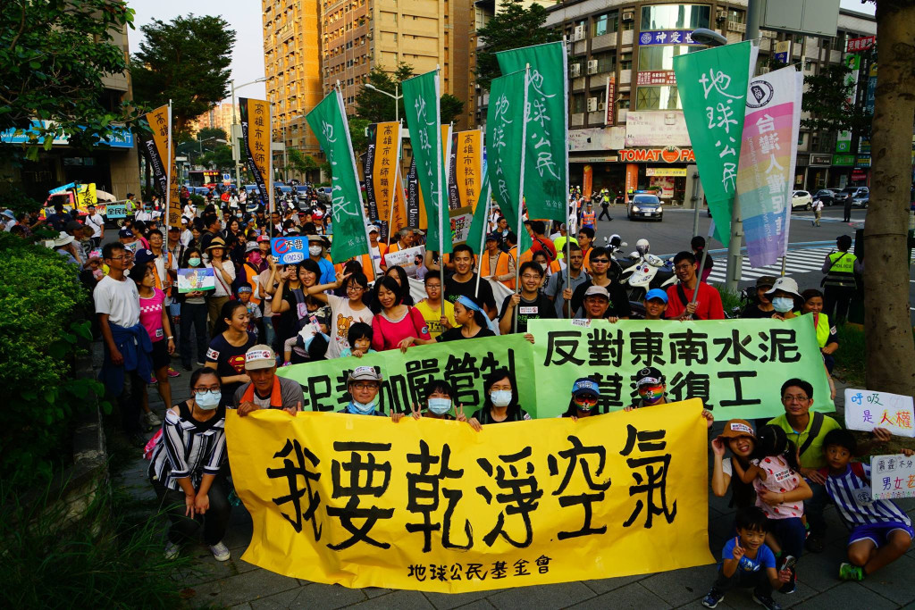 地球公民基金會發出財務「告急信」隔天，仍參與協辦由高雄市文府國小等7個團體發起的「為好空氣而走」親子踩街遊行，支持長年關注的空汙問題，為環境議題向下扎根。圖／傅志男提供