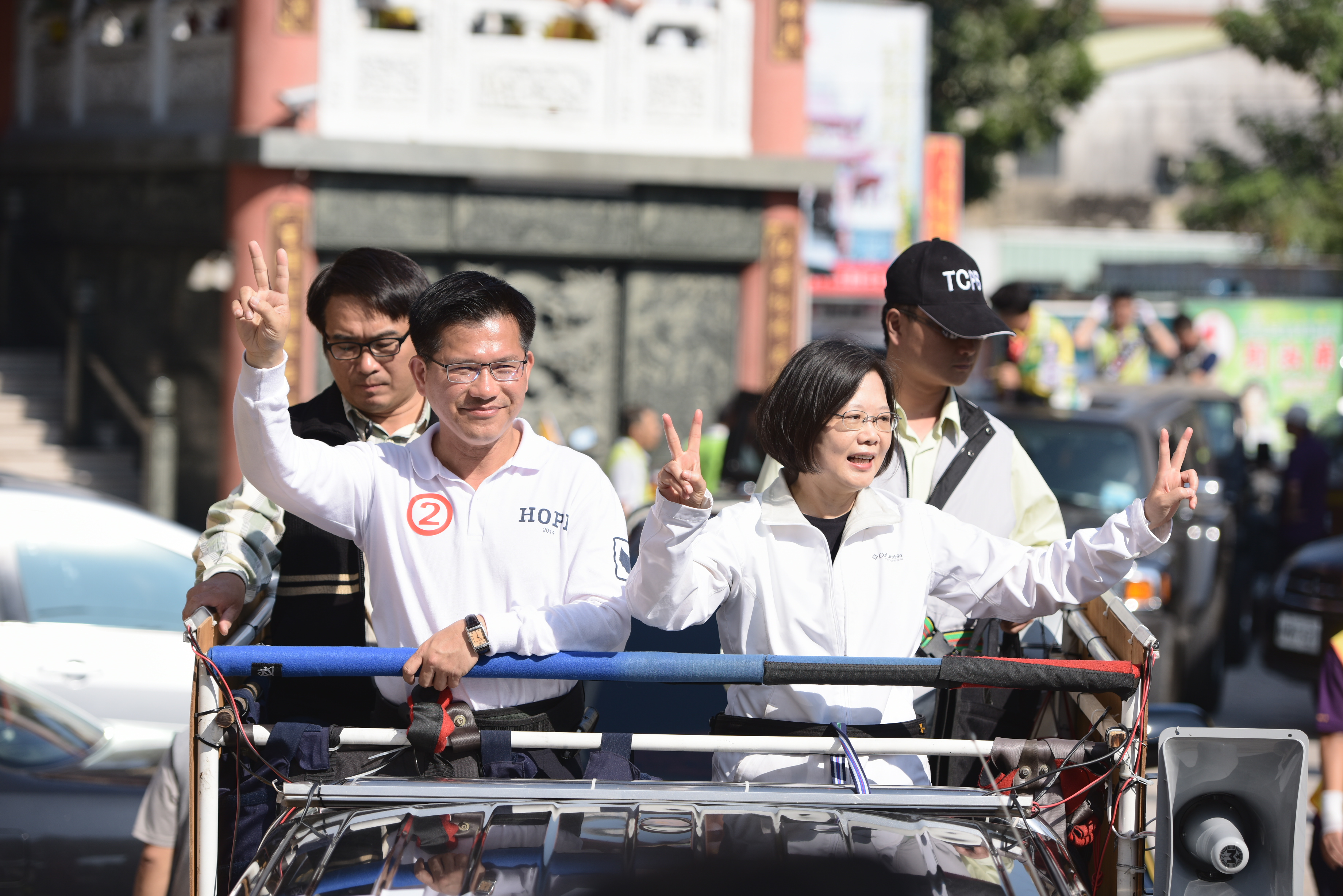 民主進步黨主席蔡英文今（24）日上午再度陪同台中市長候選人林佳龍車隊掃街。（林佳龍競選總部提供）