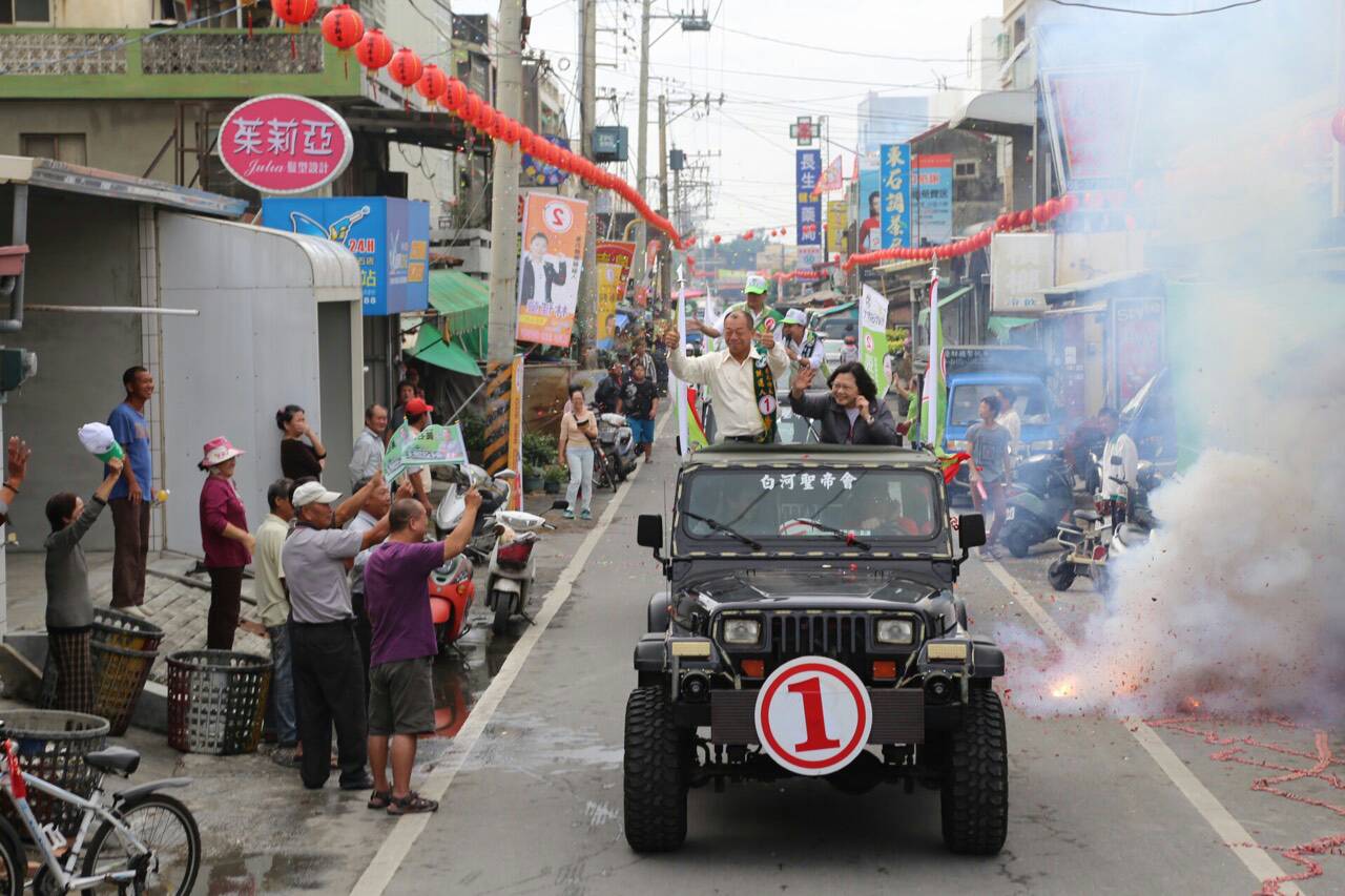 蔡英文陪同張花冠掃街拜票，籲嘉縣全壘打。（民進黨提供）