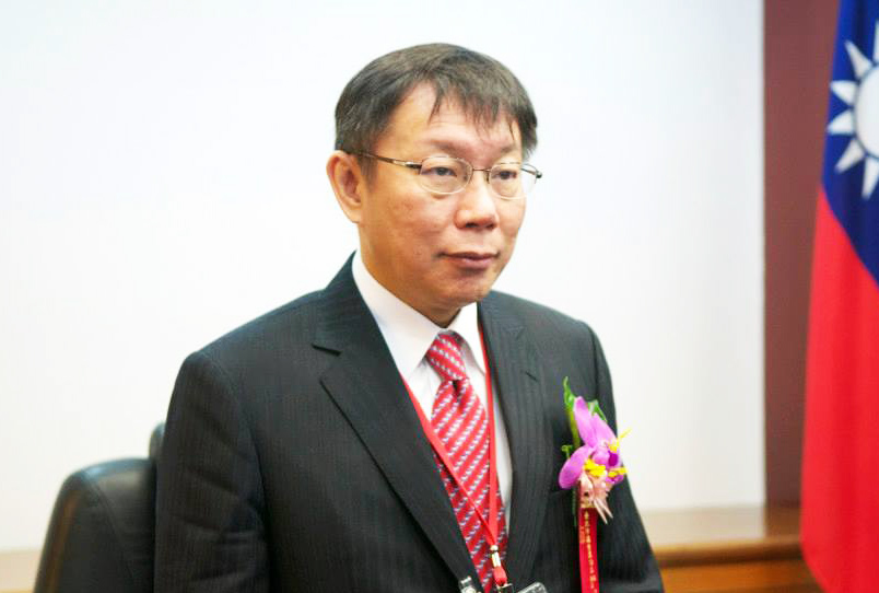 柯文哲以一個媒體形容的「政治素人」，快速刮起一陣前所未有的政治旋風，這股旋風被稱為「柯文哲現象」，顛覆了齷齪的台灣傳統政治生態。（記者黃謙賢攝）