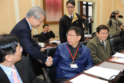 行政院8日舉行院會，行政院長毛治國（左2）與列席行政院會的台北市長柯文哲（左3）握手致意。（行政院提供）