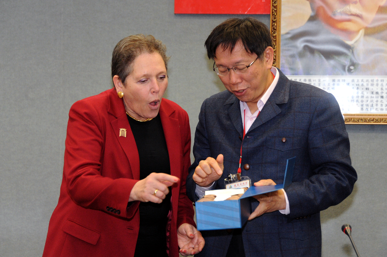 英國交通部長送台北市長柯文哲手錶，媒體問會不會忌諱「送鐘」（送終），柯文哲說送他錶不知道要做什麼用，現在都看電子了，笑稱「我會轉送給別人」，不然拿去破銅爛鐵賣一些錢。（圖由北市府提供20150126）