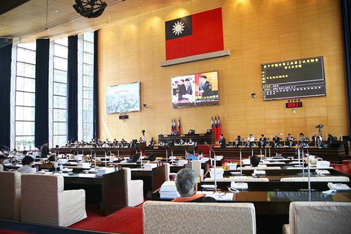 朱立倫首度到台中市議會國民黨團和黨籍議員開「閉門會議」,卻無端生出「偷錄音」的指控風波。結果指控議員反被大家批判「亂講話」,被要求道歉,大會也做出「要切實查證」決議,指控議員賠了夫人又折兵。(圖片摘自網路)