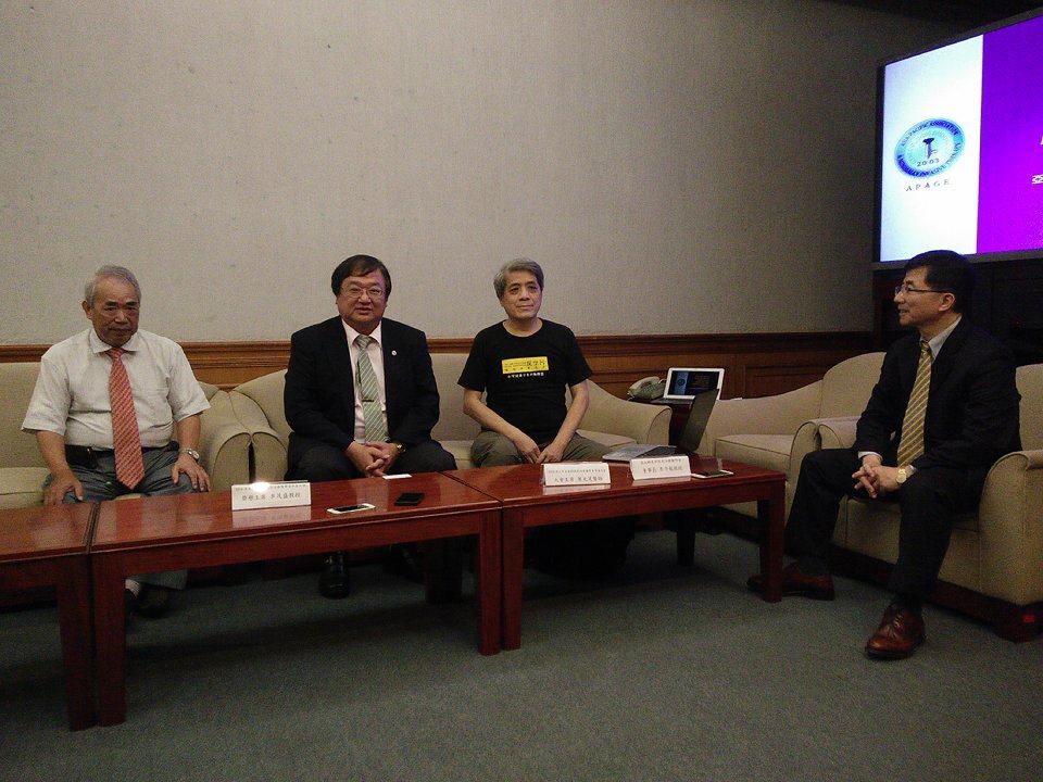 2016亞太婦產科內視鏡微創治療醫學會年會將在下周舉行，針對微創內視鏡手術的應用與貢獻，長庚大學教授、亞太婦產科內視鏡微創治療醫學會董事會主席李奇龍表示，婦產科應用內視鏡微創醫療技術，不僅恢復快且可馬上上班，減少病人受苦，而防沾黏的觀念提升亦可減少術後合併症，同時該技術亦可提升國內醫療相關產業，可稱為是醫學上的「第四波革命」。圖／唐詩