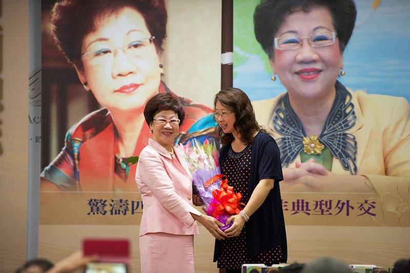 呂秀蓮今天發表新書，支持者致贈花束祝福。（黃謙賢攝）