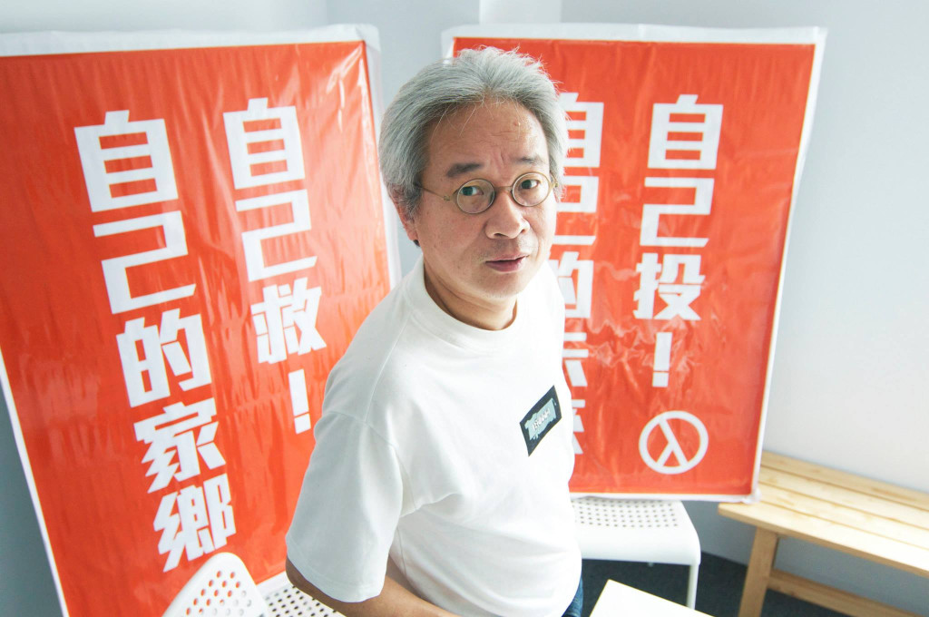 作家馮光遠加入「時代力量」參選立委,他在接受《民報》專訪時強調,以前根本沒有想從政,是被逼出來的,「枱面上這些人太爛」,既然花時間批評,不如自己出來做,「政治可以非常幽默」,是理念的對幹,而非人與人之間的仇恨。(記者黃謙賢攝20150429)