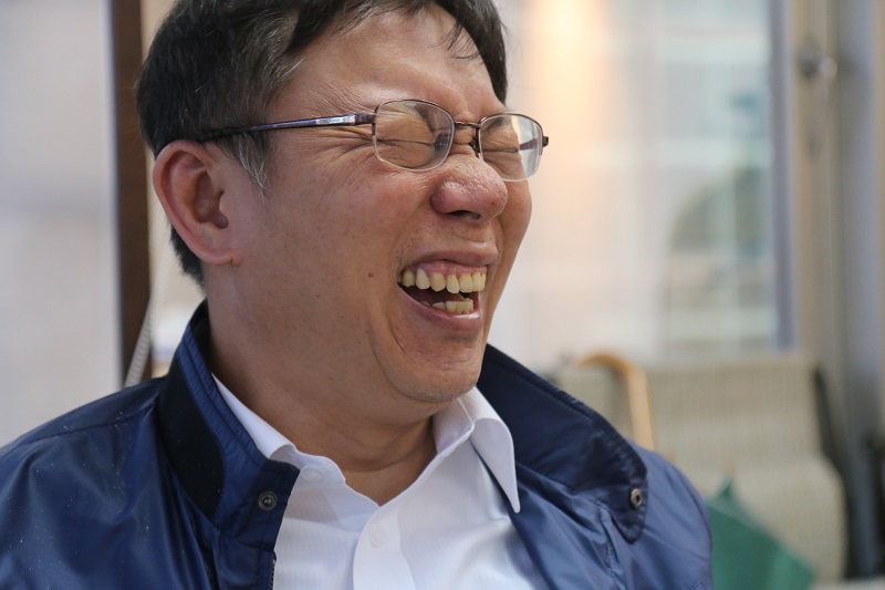 台北市長柯文哲當選前後網路聲勢到達頂峰，此後隨各項爭議政策受到批評，負評也隨之湧現，至上月負評已超越正評。（資料照片，記者何豪毅攝）20160323