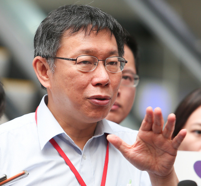 三創案花11億元買地,卻只租10億,台北市長柯文哲表示,怎麼會有這麼奇怪的商業模式?將發函請前財政局長李述德及邱大展說明。(中央社20150611)