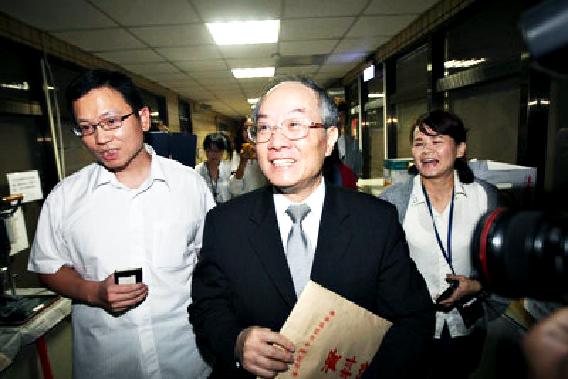 前檢察總長黃世銘雖尚未滿六十五歲，卻申請於明年初退休。（中央社資料照）