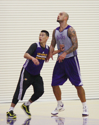 美國職籃洛杉磯湖人隊調整先發陣容，台裔後衛林書豪（左）與大前鋒布瑟（右）被拉下，將由普萊斯與戴維斯入替。資料畫面:中央社