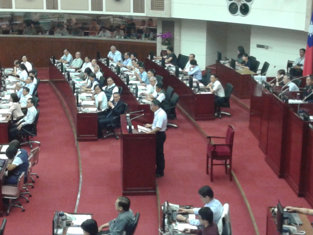 台北市長柯文哲今天向大會道歉並一鞠躬，市長施政報告之質詢才能順利進行。(蘇元和攝影)