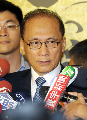 行政院長林全（中）今天在行政院會中以三個「不恰當」，批評南海仲裁案的結果，並提出四點主張。（中央社）20160714