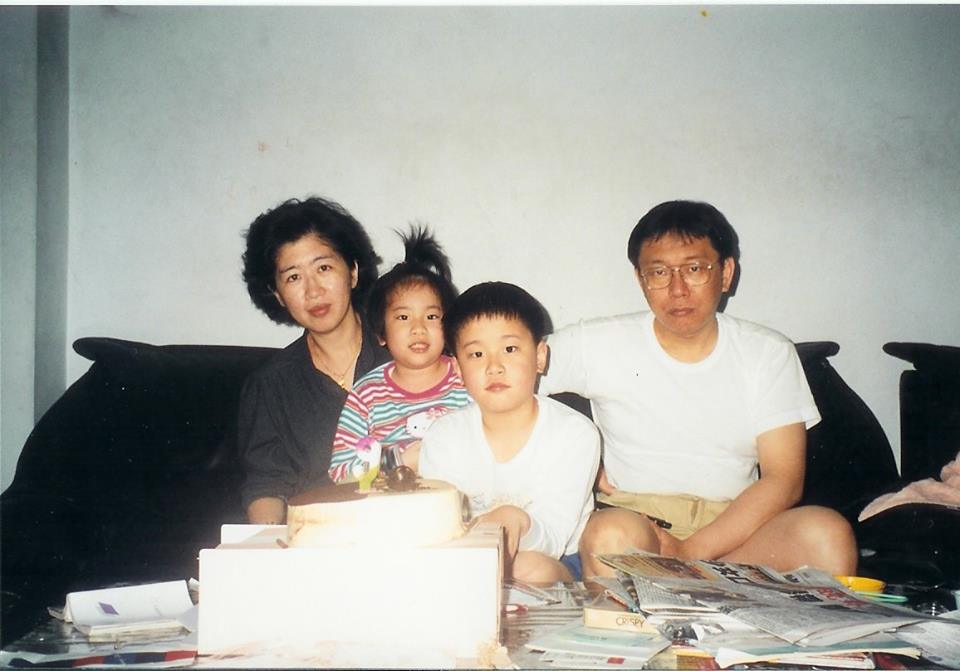 陳佩琪臉書po出全家福。（摘自臉書）