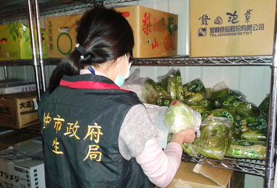 台中武陵富野渡假村疑爆發集體感染諾羅病毒事件，台中市衛生局人員據報後前去採取環境檢體送驗。（台中市衛生局提供）中央社