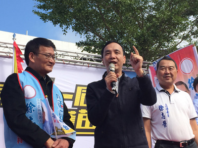 中國國民黨總統參選人朱立倫(中)12日參加國民黨立委參選人徐志榮(右)公館鄉競選總部成立大會時表示,也許有些政策要修正、改變,「朱立倫會做」,下午他回防新北,火力全開對準民進黨。(中央社)