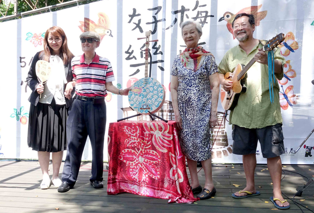 北市觀傳局長簡余晏(左起)、視障音樂人李炳輝、素人阿嬤畫家曾鳳麗、月琴大師陳明章，一起為「梅庭好樂—夏日梅庭樂逍遙」系列活動舉行宣傳記者會。記者蔡育豪攝影