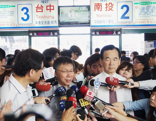 柯文哲低調到國光客運西站視察中秋疏運,國光客運在市長離開後駁斥市府拆遷時程規劃,強調車輛可以先遷至交九,但站體拆除與賠償還要談。圖/張家銘