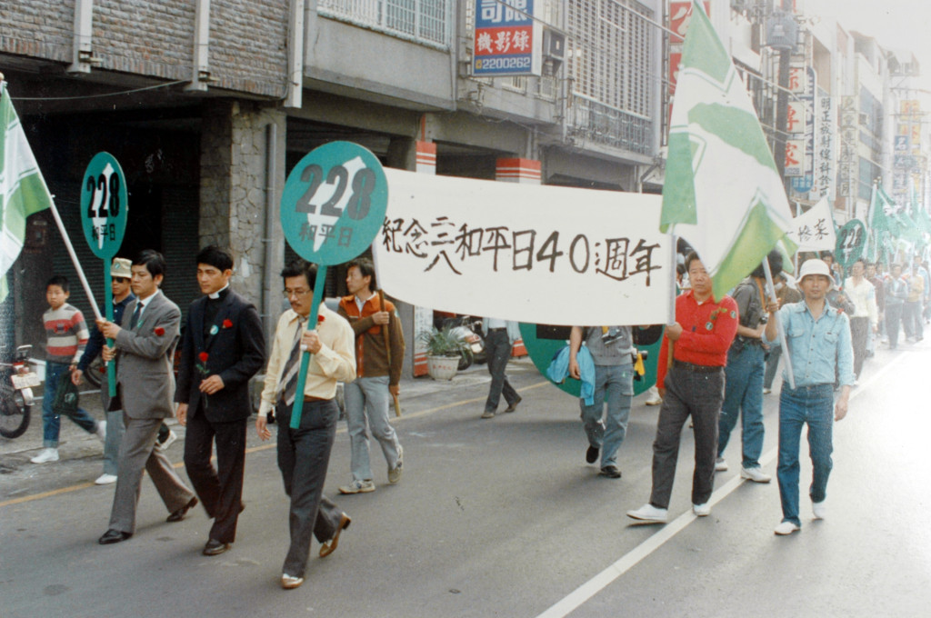 1987年2月15日，鄭南榕、林宗正、黃昭凱 (前排左中右) 率領四十幾位民眾從台南市出發，為平反「二二八」而走。攝影／余岳叔