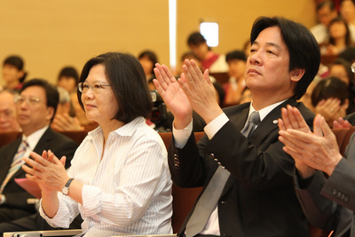 台南市長賴清德（右）上午與民進黨主席蔡英文（右2）一同出席活動，賴表示若李全教願道歉，他將慎重考慮進議會開會。（中央社）20150616