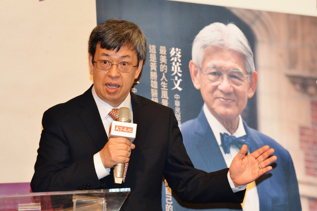 前門諾醫院院長黃勝雄醫師《回台灣買靈魂-門諾醫院黃勝雄醫回憶錄》今出版，副總統陳建仁推崇黃勝雄是後山健康很好的「守護神」，長照的開創者，「使得我們台灣後山不再是被遺棄的地方」。圖／郭文宏