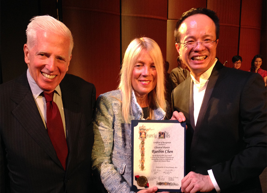 鋼琴家陳瑞斌Rueibin Chen在一月底受到美國南加州比佛利山莊市長頒獎，表揚他對文化交流的貢獻。（綺想室內樂團提供）