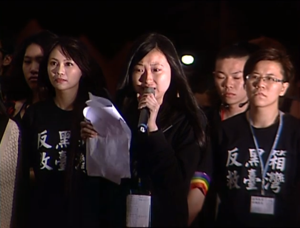 太陽花學運「轉守為攻，出關播種」晚會，最後由學生代表發表「台灣佔領我們的心」聲明，許多學生熱淚盈眶，場面感人。