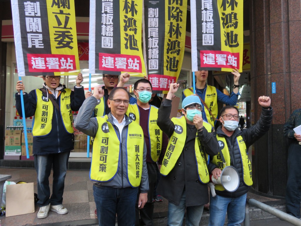 倒數3天！割闌尾第二階段進入最後倒數，23日游錫堃前院長陪著割闌尾團隊，在板橋江寧黃昏市場掃街衝連署，目標8千份。(記者林冠妙攝)