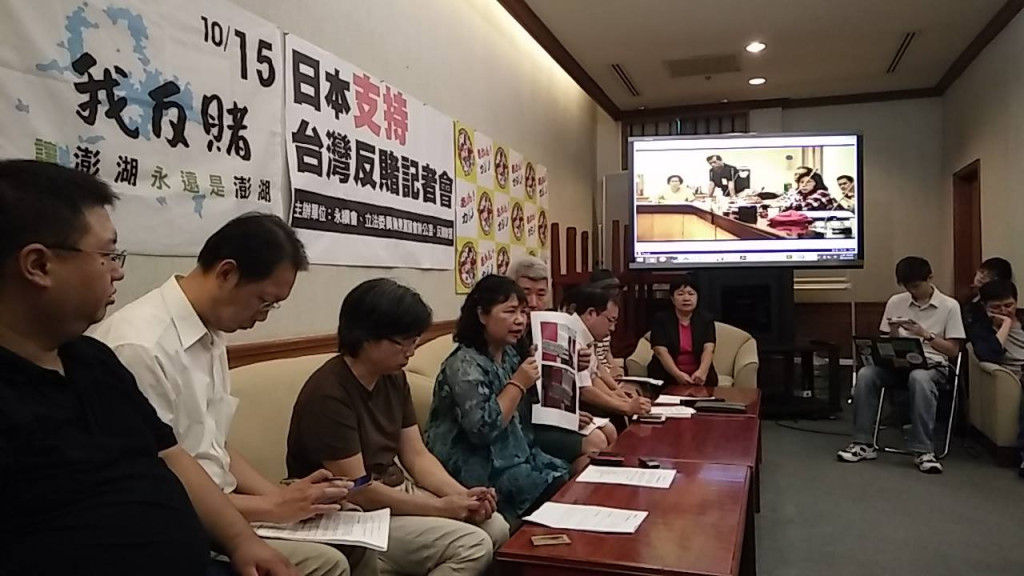 「請神容易送神難」，第二次澎湖博弈公投將在15日舉行，民進黨不分區立委陳曼麗上午痛陳賭場之害，強烈表達反對立場，並憂心「澎湖那邊的人大概是比較單純，對於這種包著糖衣的邪惡，他們不太能完全了解、判斷」。圖／唐詩