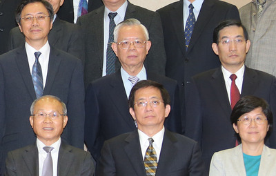 拒絕接任閣揆的中央銀行總裁彭淮南（後中）今天將赴立院報告，不過，報告的內容並不是拒任閣揆始末，而是說明預期美國聯邦準備理事會（Fed）升息時點。圖為行政院長江宜樺率內閣總辭後，官員合影。資料畫面：中央社