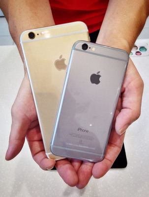 蘋果去年下半年推出的iPhone 6（右）與iPhone 6 plus（左）帶動換機潮熱到今年，光第一季蘋果平均每天賣掉66.5萬支iPhone，尤其是大中華市場營收大幅成長7成，擠下歐洲成為蘋果第二大市場。(中央社)